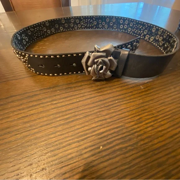 Y2K RARE Betsey Johnson Black & Silver Studded Rose Leather Belt Size Medium - Picture 2 of 8